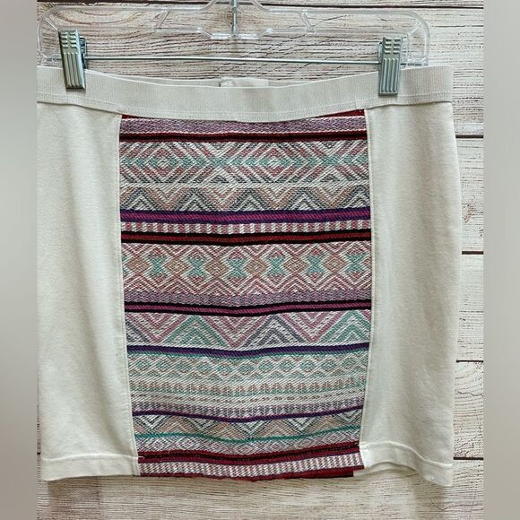 NEW WITHOUT TAGS AMERICAN EAGLE KNIT‎ MINI SKIRT WITH AZTEC FRONT AND BACK - Picture 1 of 4